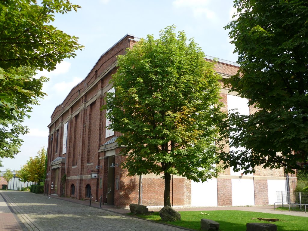 Fördermaschinenhaus von Schacht 10 (Zeche Zollverein 3/7/10, Essen-Schonnebeck) / 11.09.2010 by Daniil Bartholomae