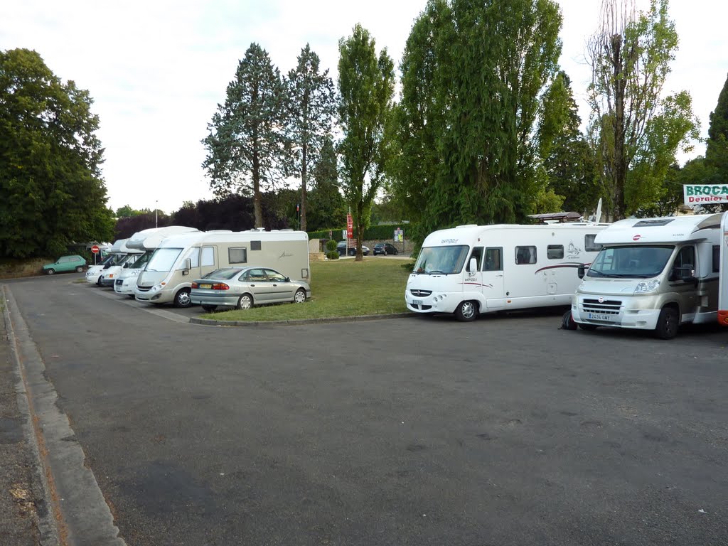 Parking acs Sarlat. http://viajar-con-autocaravana.blogspot.com/ by alsaga