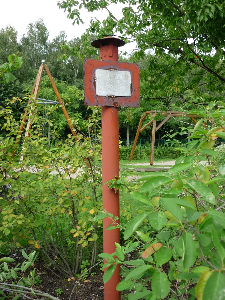 Hinweisschild über dem ehem. Schacht 3 (Zeche Zollverein 3/7/10, Essen-Schonnebeck) / 11.09.2010 by Daniil Bartholomae