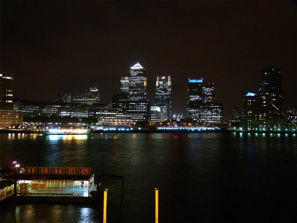 Canary Wharf - Hilton Pier - London Docklands by bbonusm1