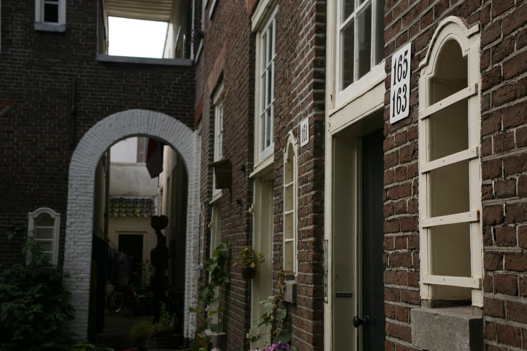 Huiszittenweduwenhof (Karthuizerhofje), Amsterdam, Noord-Holland, Nederland by Hans Sterkendries