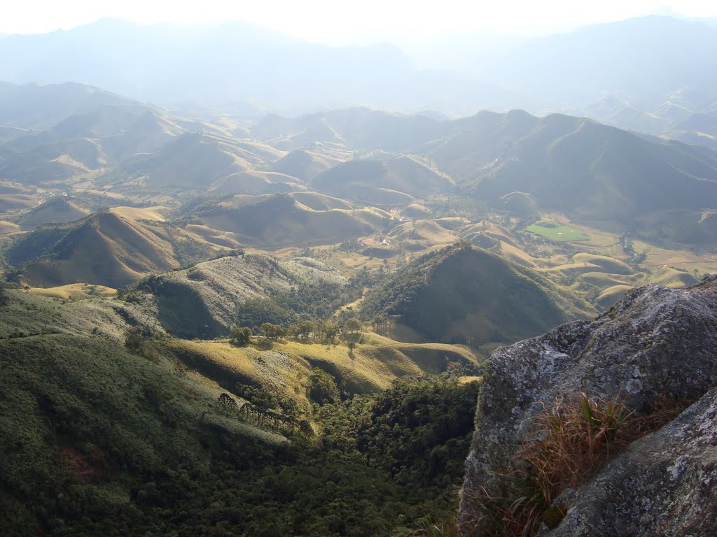 Vale do Rio Preto visto do topo da Pedra Selada by Augusto de Carvalho