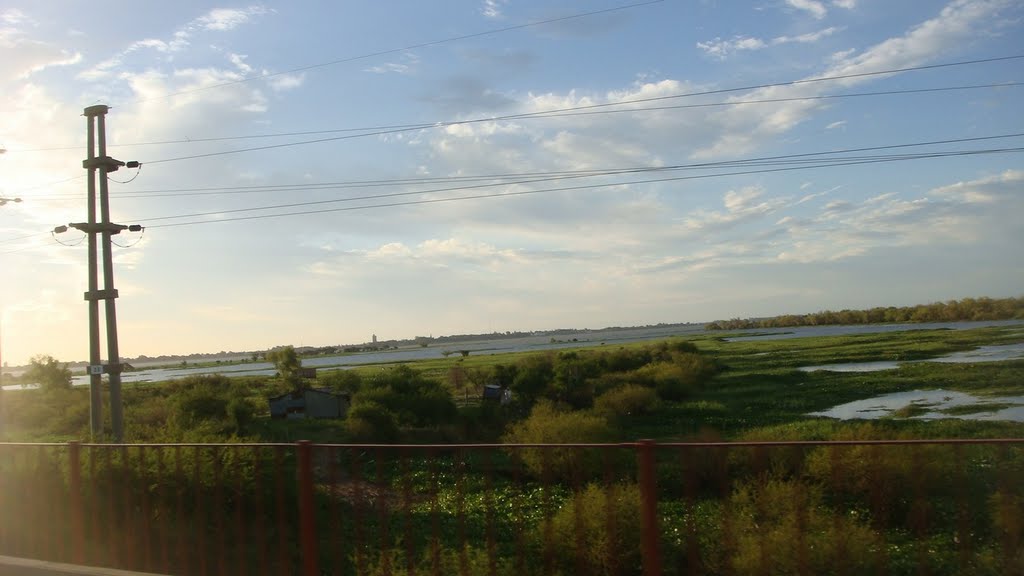 Vista de la laguna Setúbal y la ciudad al fondo / Lautaro by Lautaro Tessi