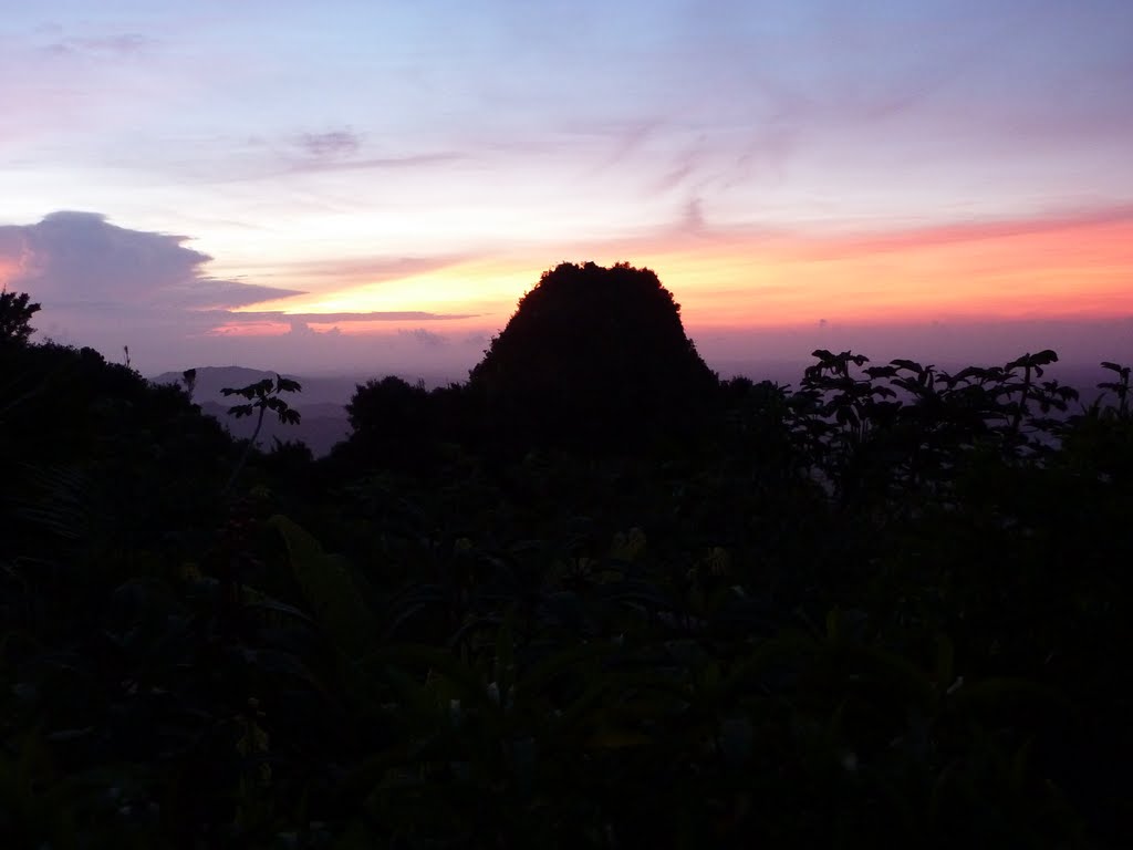 Atardecer en Cerro Punta by Ricardo Colón