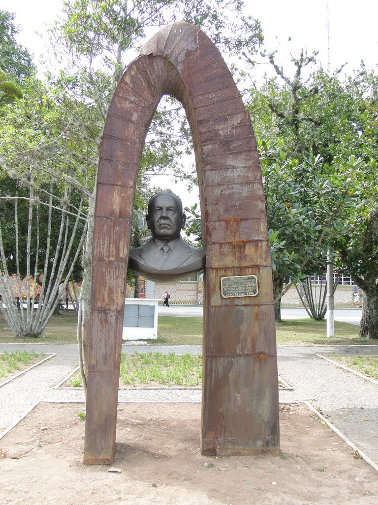 Monumento na UFSC em homenagem a Henrique da Silva Fontes, idealizador do Campus e fundador da Faculdade Catarinense de Filosofia em Florianópolis, SC. by Ricardo Mercadante