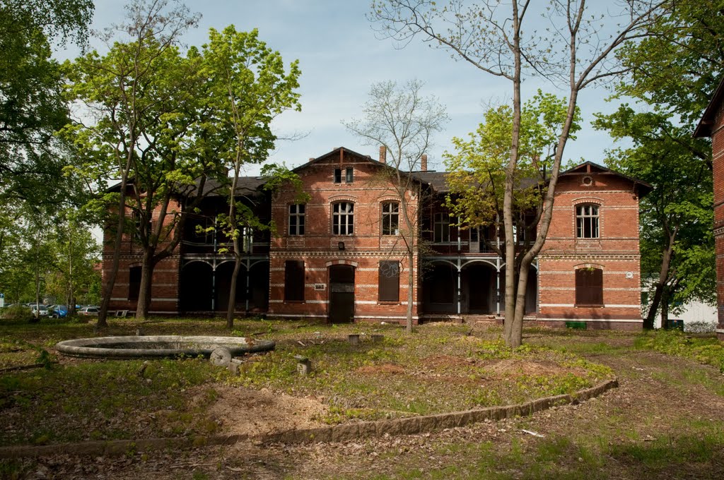 Verlassenes Gebäude der ehem. russischen Garnison (vormals kgl. preuss. Nervenheilanstalt) by Thoralf Schade