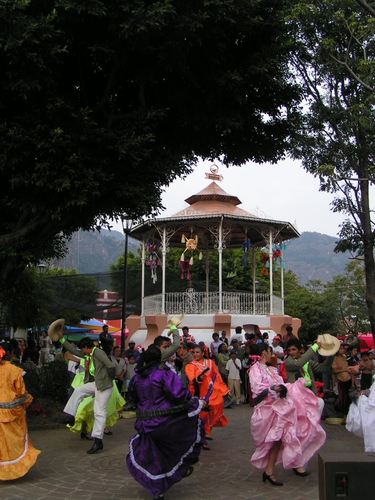 Tepoztlán Zócalo Christmas Fair 2006 by Andrew Peacock