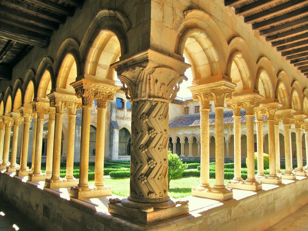 Clustro del monasterio de San Andrés del Arroyo (Palencia) by fernando lopez -ferl…