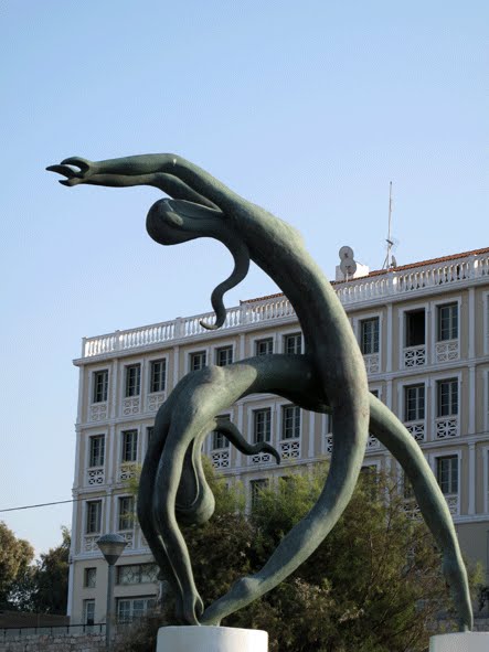 Ηράκλειο. Άγαλμα κοντά στο λιμάνι. A statue near the harbour by erikpraisos