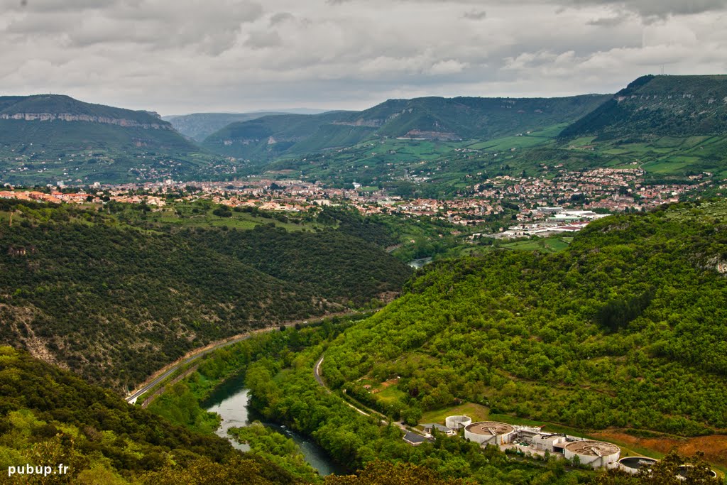 Vue du viaduc de Millau, France by Yvan Dimitrov