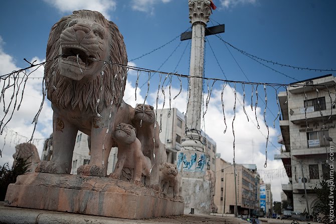 Lions on central square of Ramallah by vizAviz