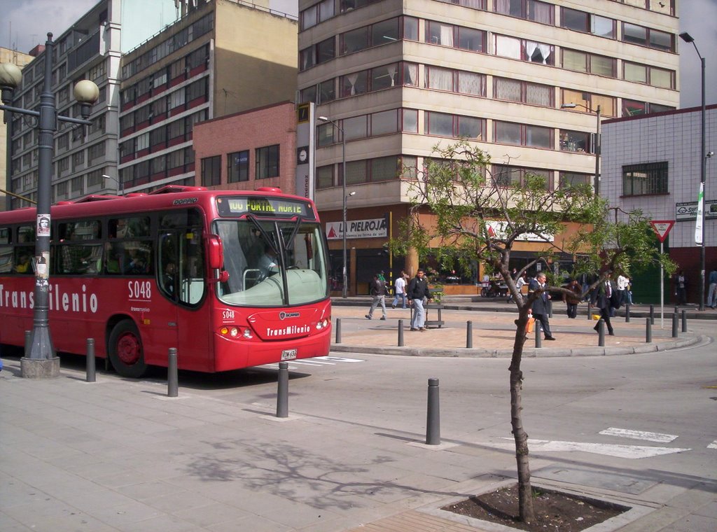 Estación de la Avenida Jiménez by Jorge van de Stein