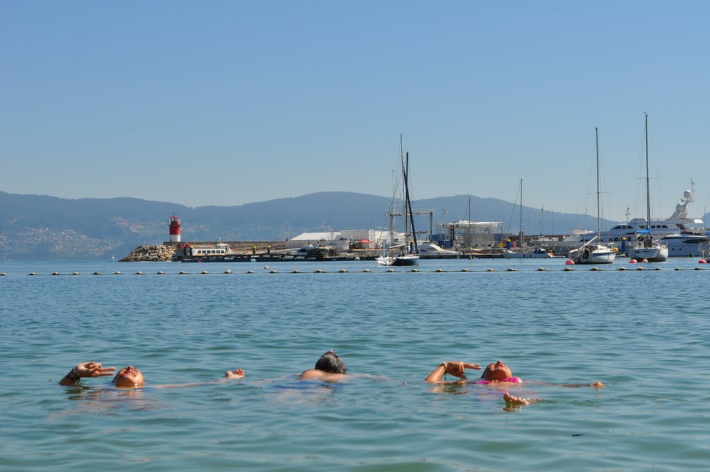 Puerto deportivo, desde la playa de A Panadeira by fccosevilla