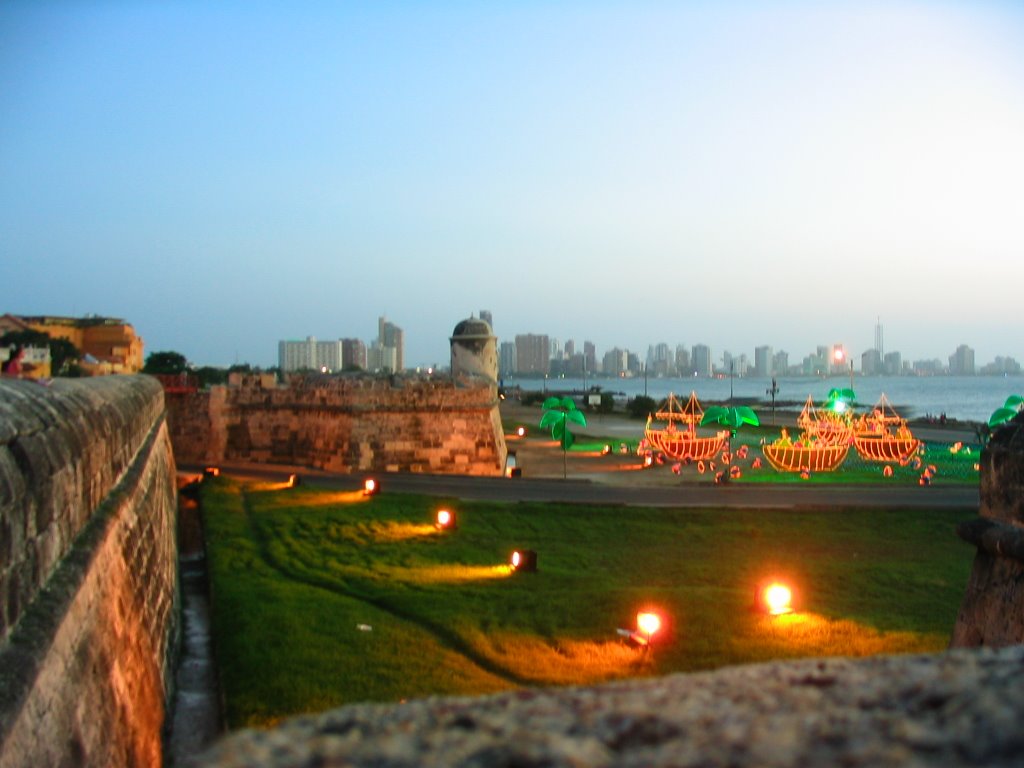 Muralla hacia el malecón by Luis Gabriel Cuervo