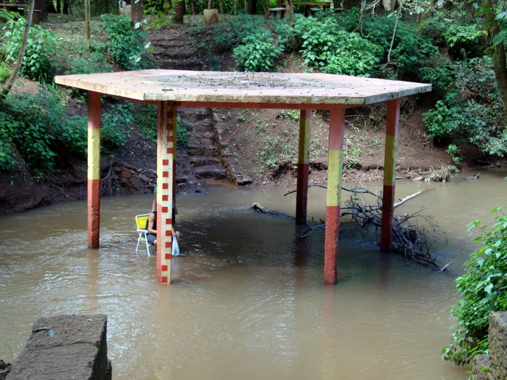 Ilha dos Amores submersa pelo rio do Mel depois de chuva by Cristina Costa Beber