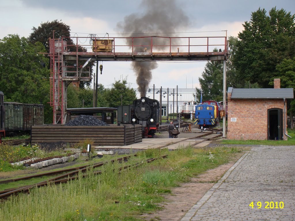 1289 31.08-07.09.10 Privébez HSB 148 04-09-10 Benndorf De as van lok 11 van de Mansfelder Bergwerksbahn wordt uitgeschept by paklos