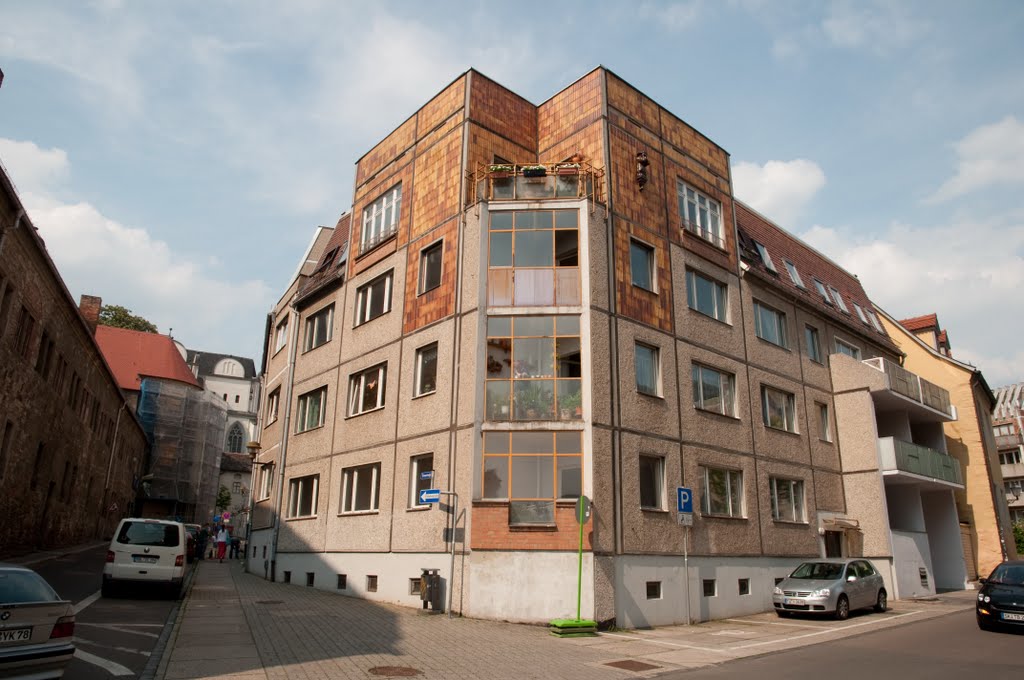 Wohnhaus im DDR-Plattenbau-Stil by Thoralf Schade