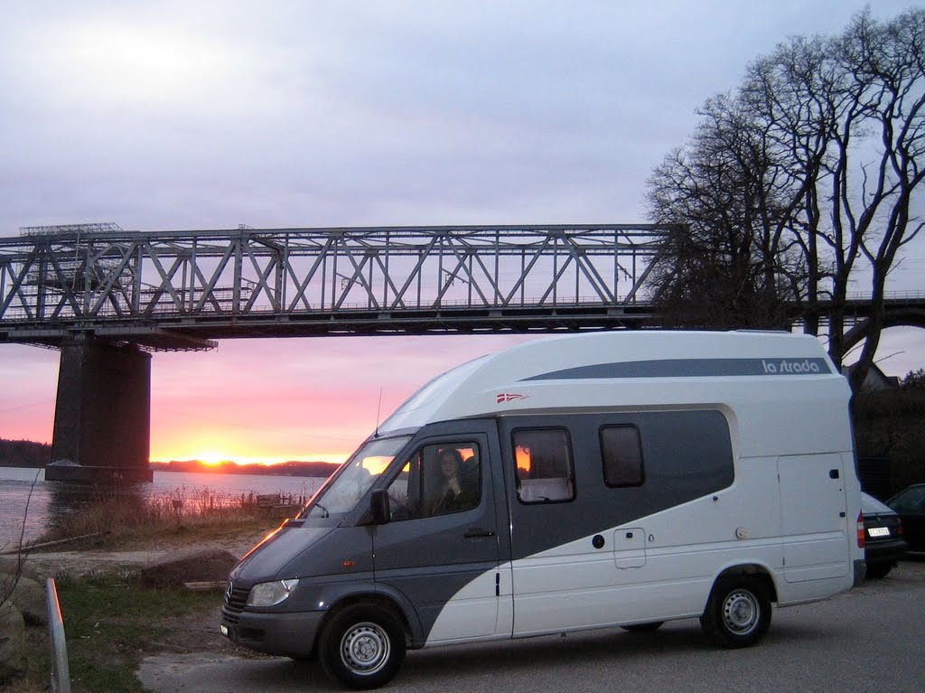 Solnedgang ved Lillebæltsbroen by Helge Ravn