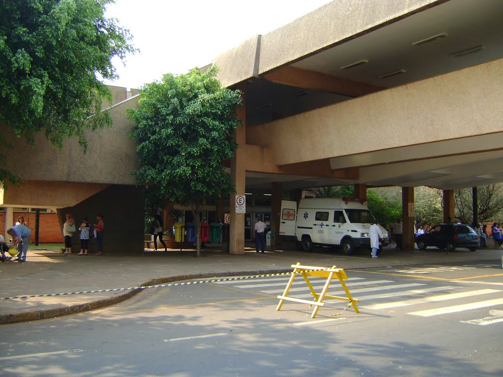 Unicamp - entrada para o piso terreo do Hospital de Clinicas by Alexander Denarelli