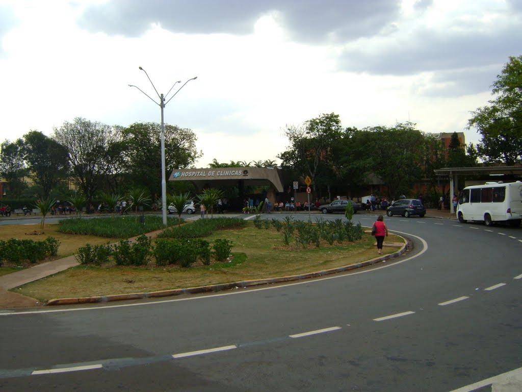 Unicamp - entrada principal do Hospital de Clinicas by Alexander Denarelli