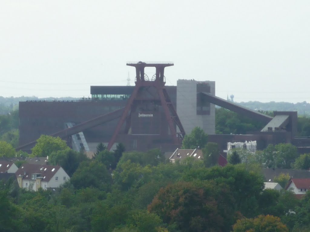 Blick vom Fördergerüst des Schacht 10 auf die Zeche Zollverein 12 (Zeche Zollverein 3/7/10, Essen-Schonnebeck) / 11.09.2010 by Daniil Bartholomae