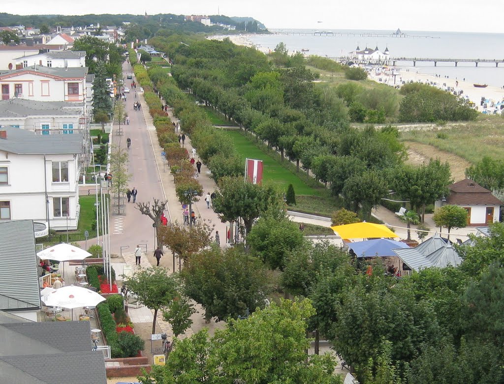 Ahlbeck Promenade by Peter Eilbrecht