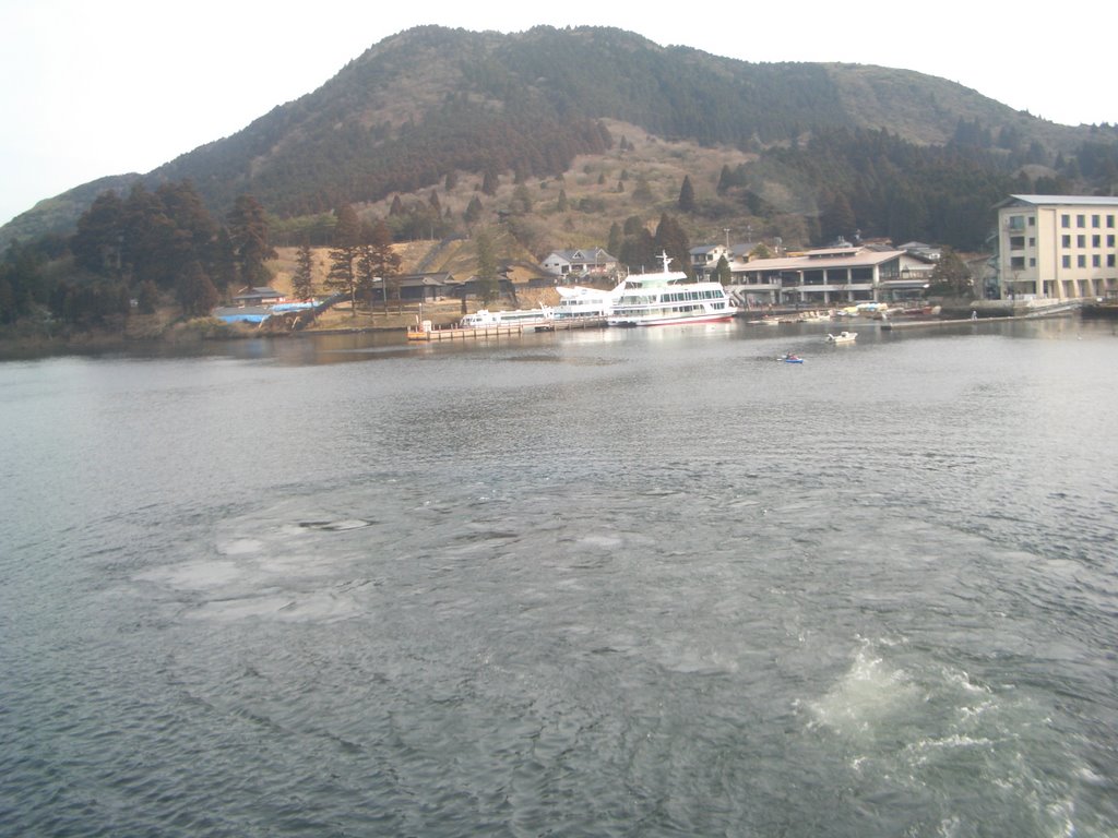 Hakone Lake Ashi by pyoipyoi