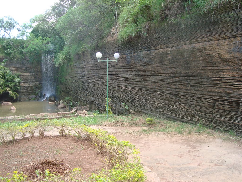 Placas de sedimentos e pequena cachoeira no Parque Varvito em Itu by Augusto de Carvalho