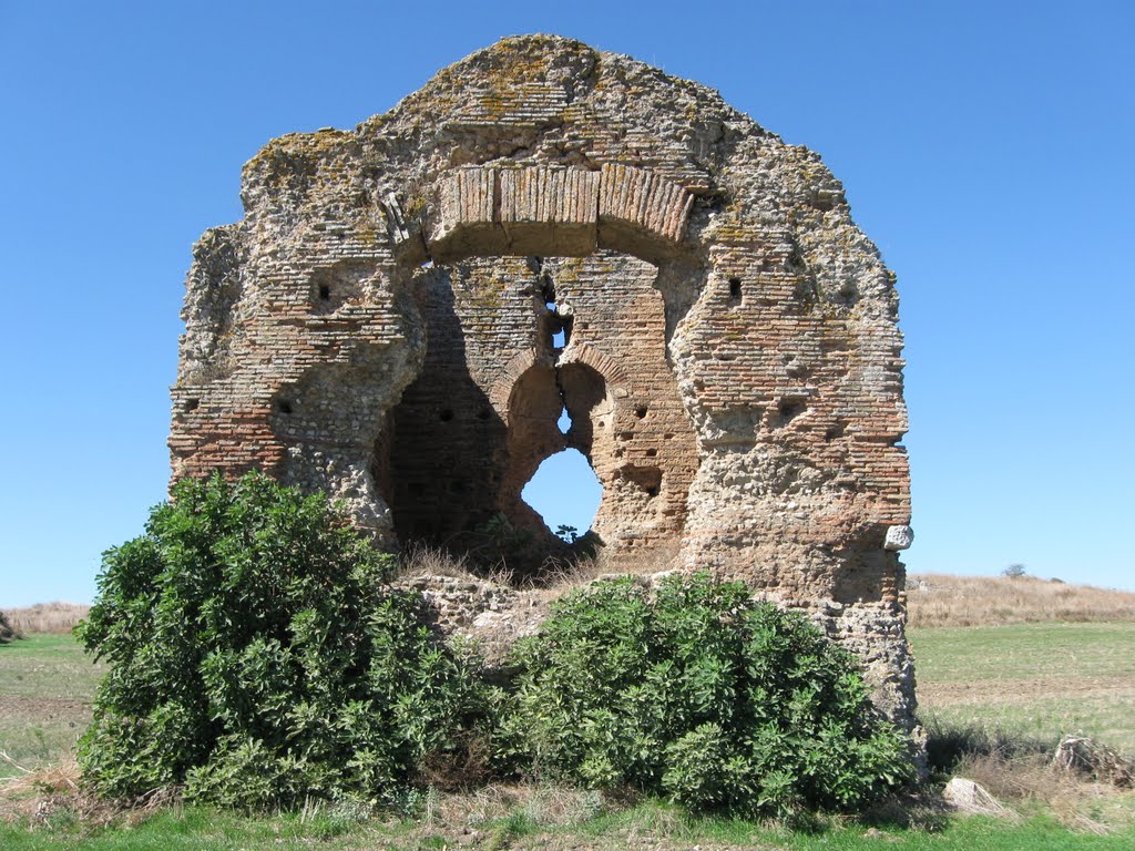 Rudere delle Terme Romane del Bagnaccio by Troscia Andrea