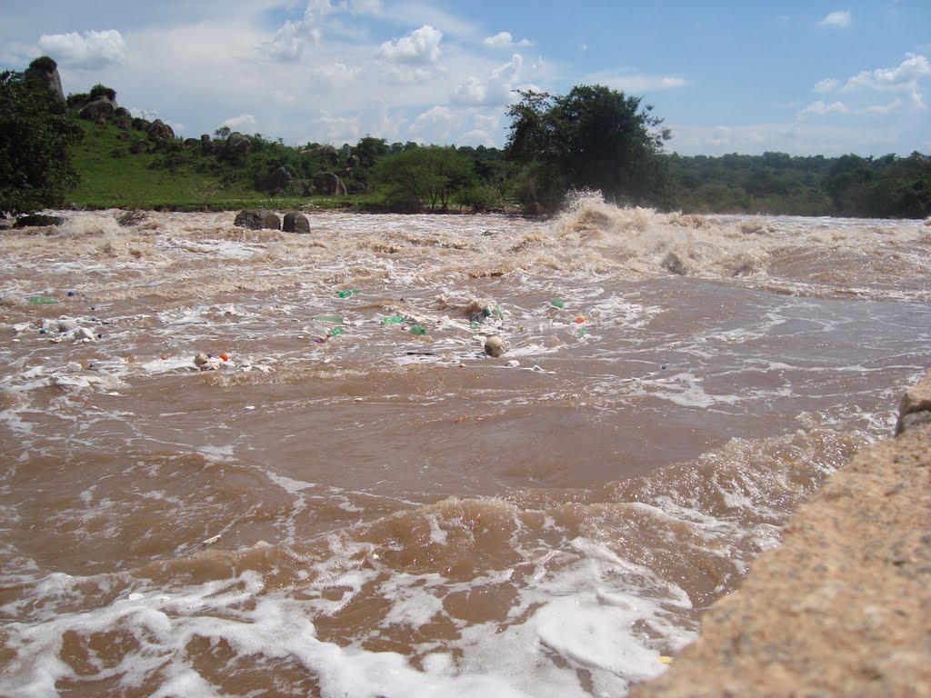 Rio Tietê cheio junto à antiga Usina Hidrelétrica de Lavras em Salto by Augusto de Carvalho