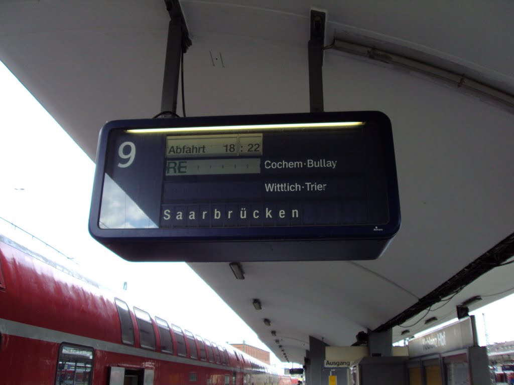 DB announcement board at Koblenz station by georgedes