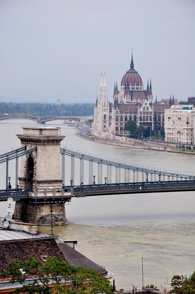 Puente de las cadenas y Parlamento de Budapest by Germán Banchio