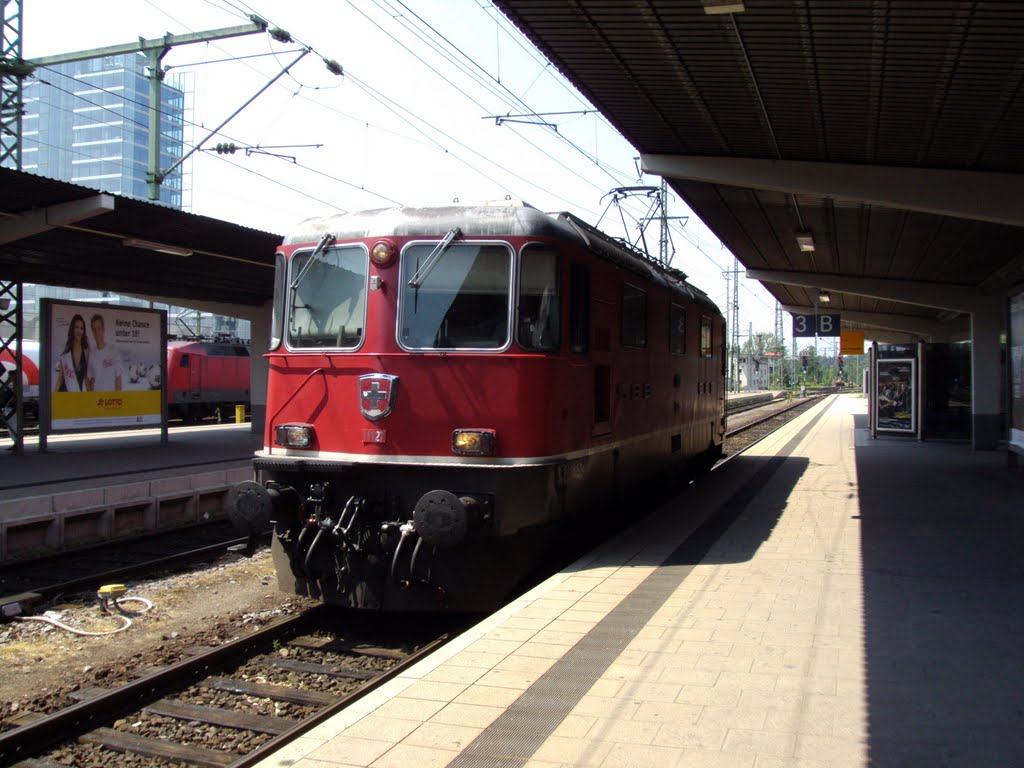 SBB/CFF/FFS class Re4/4 at Singen station by georgedes