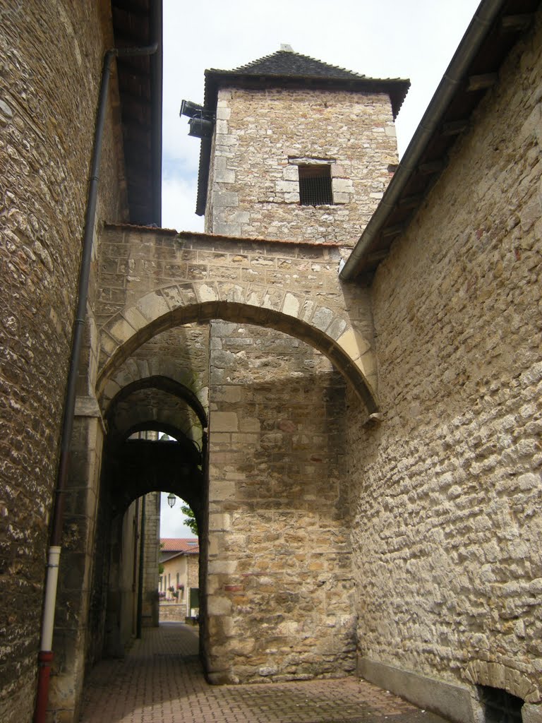 Limas contreforts entre église et chateau attenant by Marc Lacelle