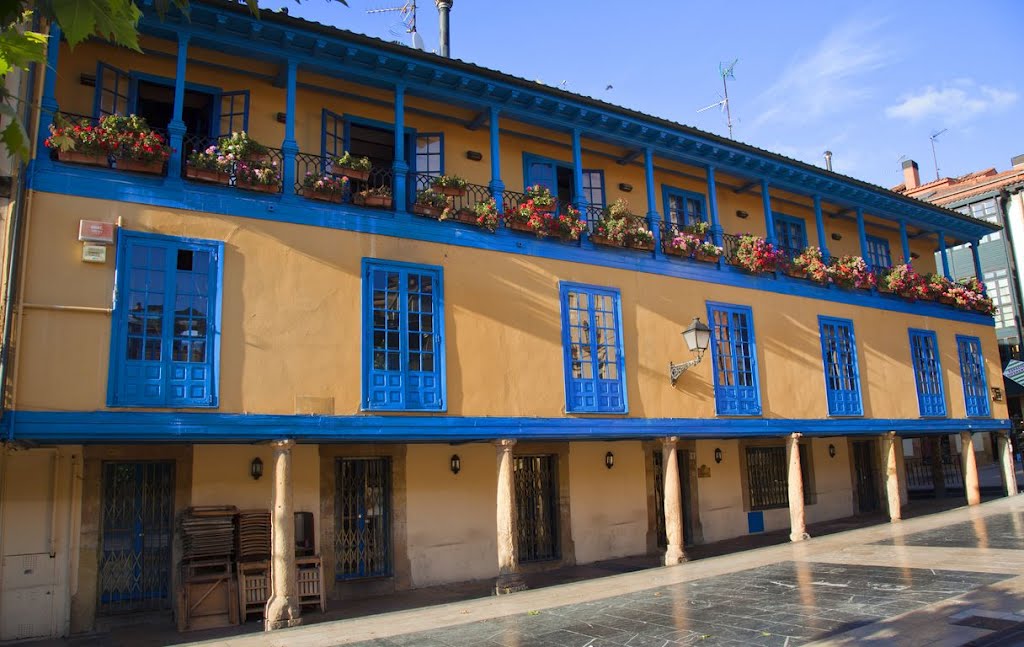 Plaza del Fontán, OVIEDO, ESPAÑA by j. fernandez