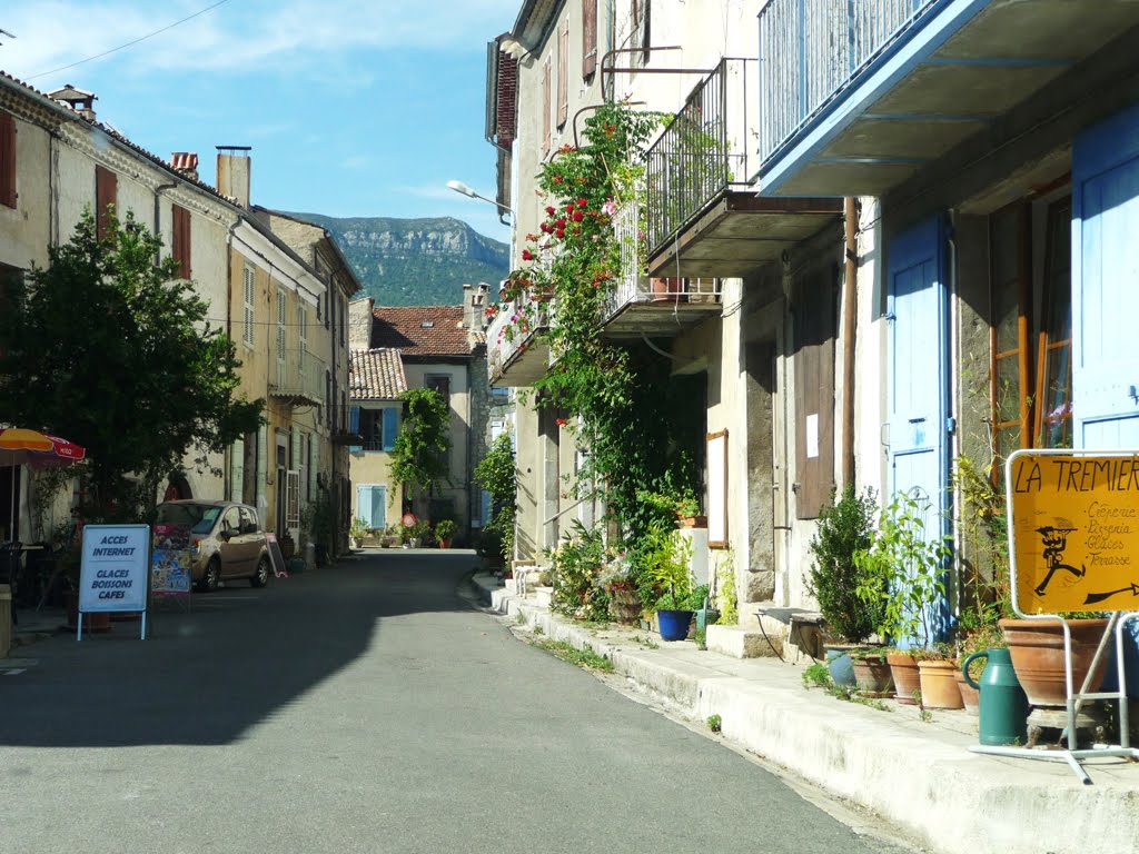 Ruelle à la Motte Chalançon by alxiskaff