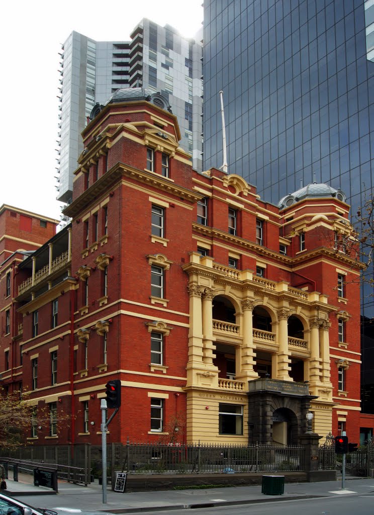 Former Queen Victoria Memorial Hospital - Queen Elizabeth Block (2010). Built in 1912, this has housed the Queen Victoria Women's Centre since 1994 by Muzza from McCrae