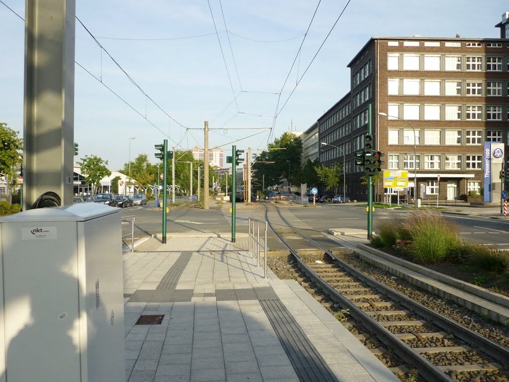 Straßenbahntrasse auf der B231 Altendorfer Str. (Essen-Westviertel) / 11.09.2010 by Daniil Bartholomae