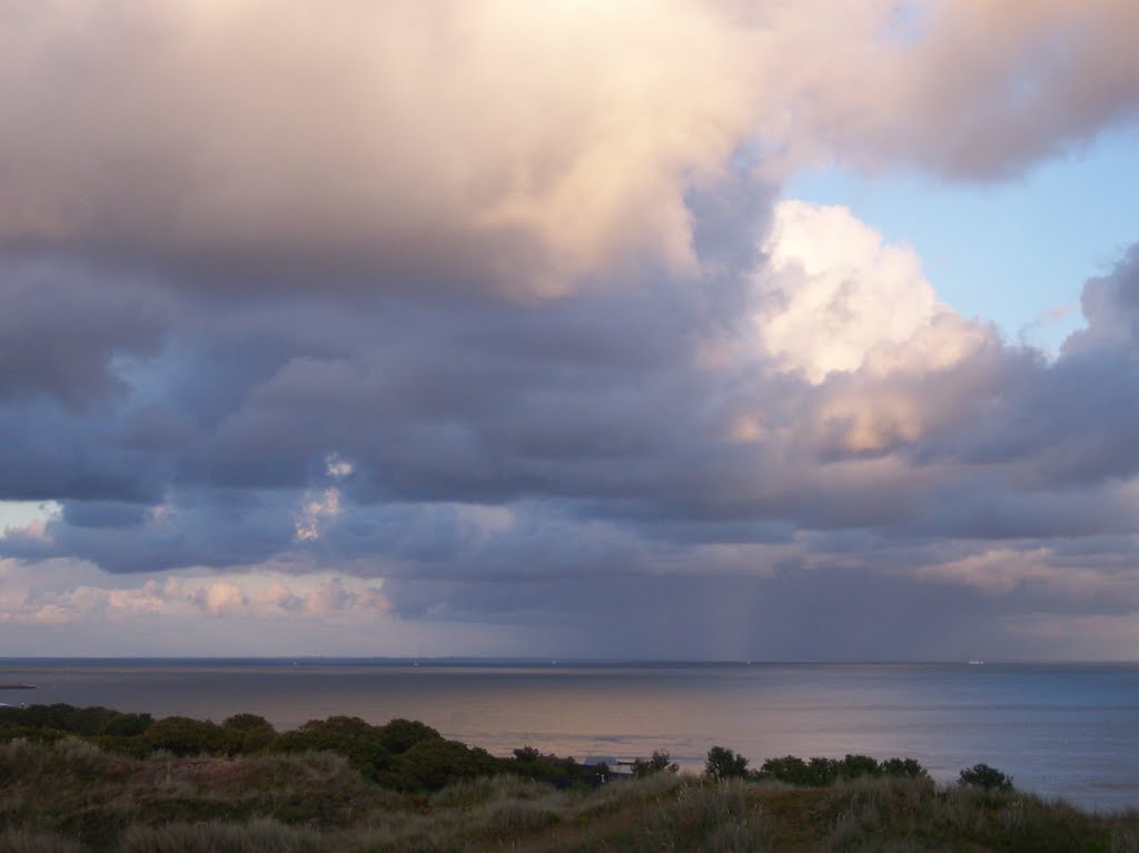 Wolken boven het wad bij Vlieland, augustus 2005 by Jan R. Ubels