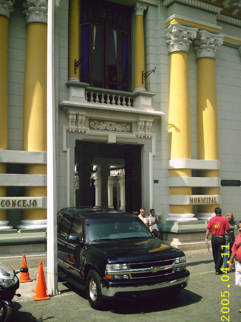 Puerta Principal de la Alcaldía Libertador, Foto: Roberto Gago by renovador78