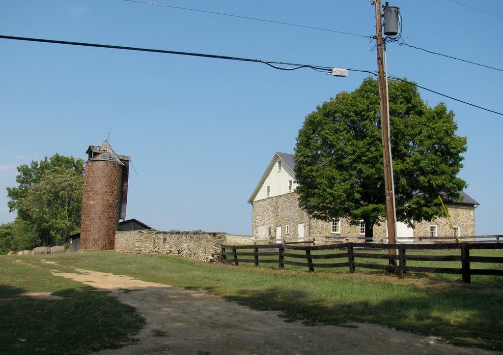 Silo and Stone Barn by Cinza