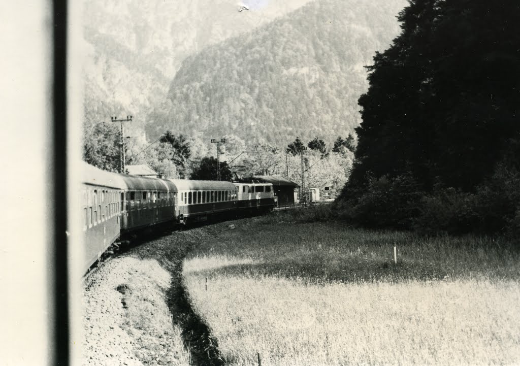 FOTOGALERIE ROLF ZIMS: 1977 Deutschland, Bayern, 111 vor Schnellzug nach GAP bei Eschenlohe by Fotogalerie-Rolf-Zims