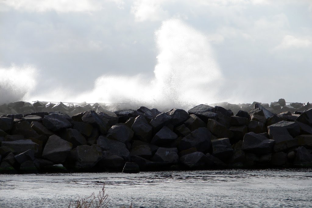 Hasle /Bornholm - Brandung an der Hafenmole by Rueganer