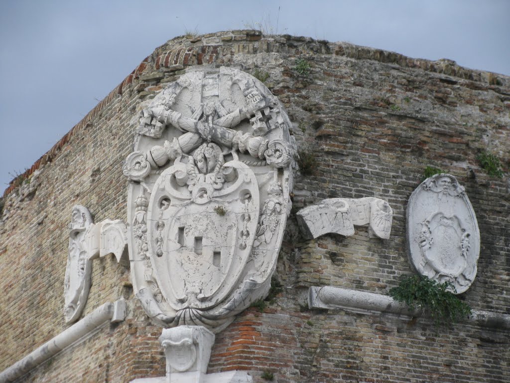 Fano - stemma di Papa Giulio III by cepatri