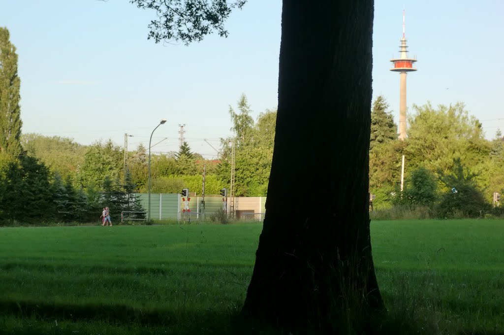 Blick Richtung Funkturm und Eisenbahnübergang am Widukindland by FekLeyrTarg