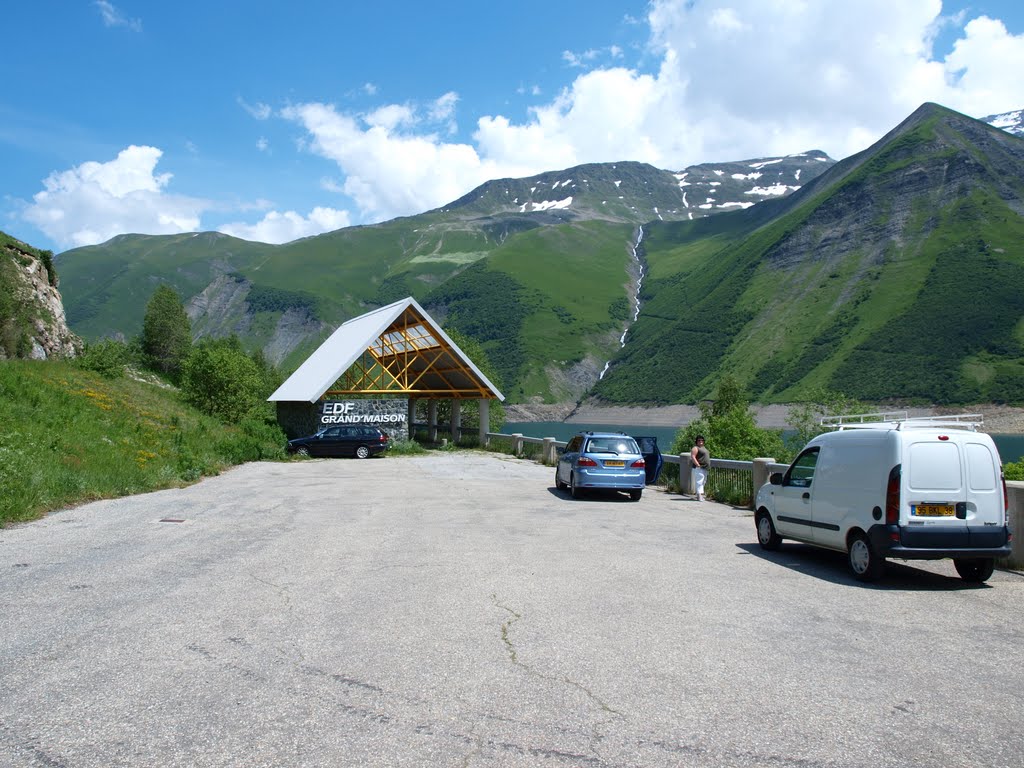 Parkeerplaats aan het Lac de Grand Maison by Wim Constant