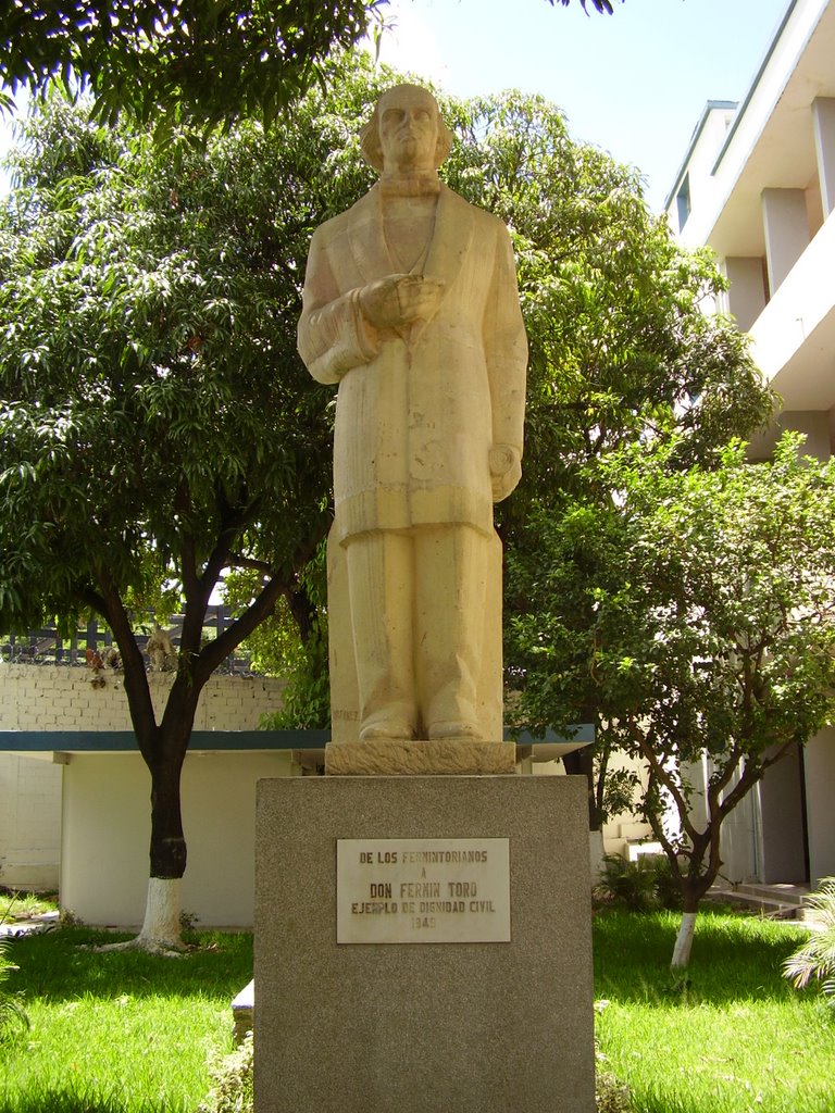 Estatua en honor al profesor Fermín Toro by renovador78