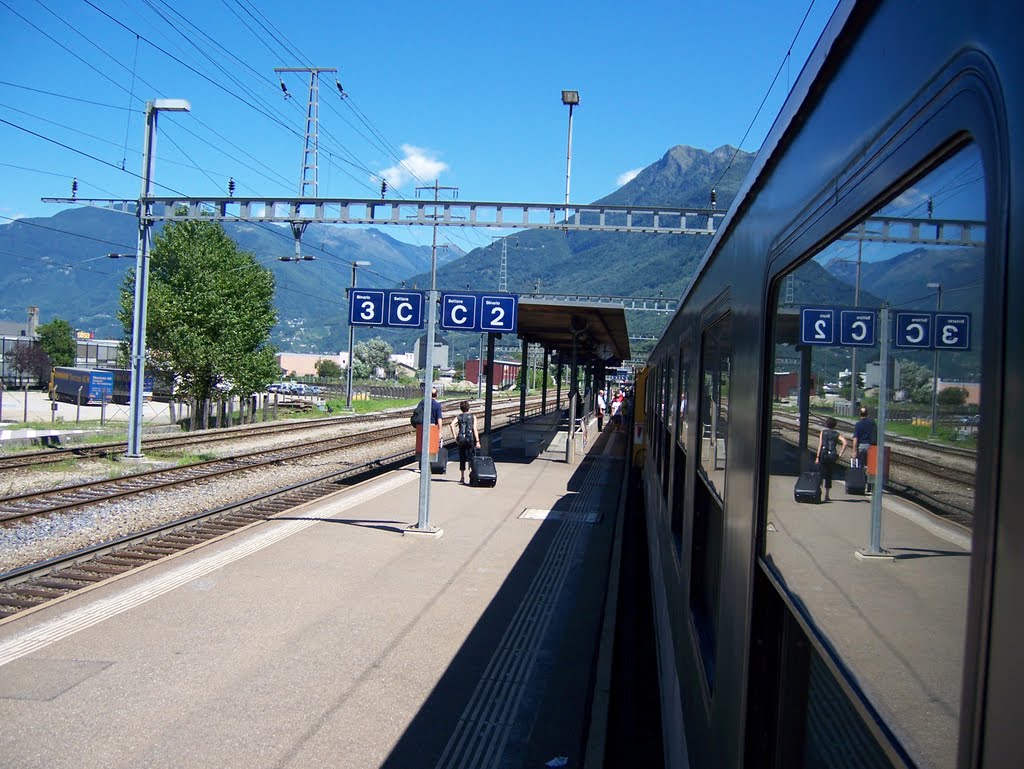 Blick vom Zug (Interregio 2271 Zürich Hbf - Locarno der SBB; Elektrolok der Baureihe Re 460 mit etwa 6 Interregio-Wagen) auf den Bahnhof Cadenazzo (201 m ü. NN) (Sa, 7. August 2010) by Lf91