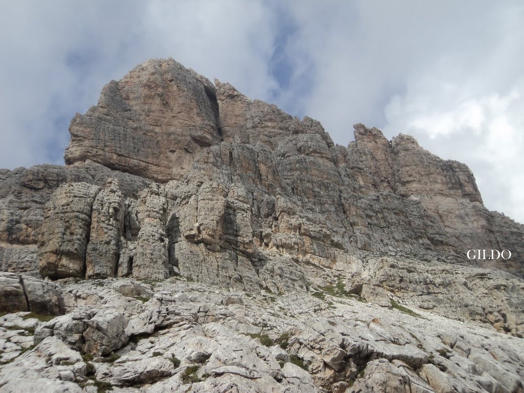 Cortina ( BL ) - La frastagliata sagoma dell'Averau da Forcella Nuvolau by ermargil