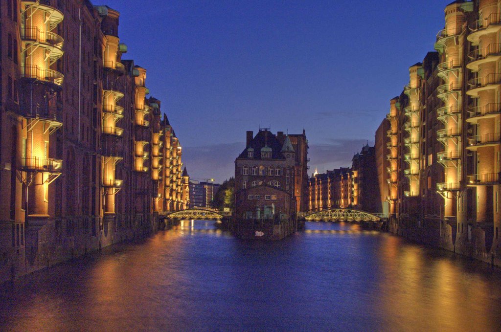 Speicherstadt - Blick von der Pogenmühlenbrücke nachts by Schneidenbach